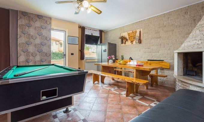 Vintijan Apartment | Family-Friendly Four Bedroom Apartment with Sea View in Pula