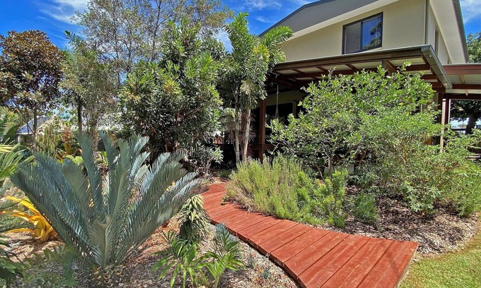 Dunwich House | Four Bedroom Home Overlooking the Waters of Moreton Bay