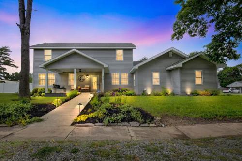 Lapel House | Family-Friendly MommyC's Villa Fun House with Breakfast