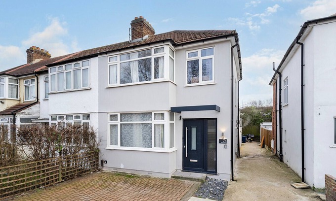 Brent Cross House | Ideal Four Bedroom Retreat Steps From Shopping Mall