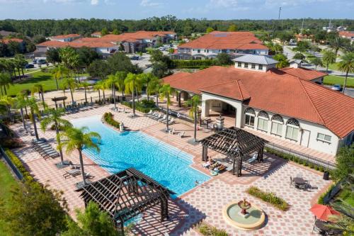Bellavida House | Family Retreat: Four Bedroom Home with Screened Pool Near Disney
