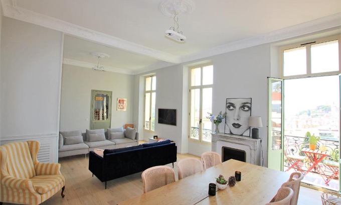 Riou - Petit Juas - Av de Grasse Apartment | Scenic Sea View Retreat with Four Bedrooms for Families