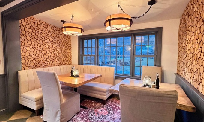 Newfane Bed & Breakfast | Inviting Four Columns Inn: Family-Friendly Stay with Breakfast