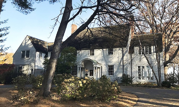 Dubuque Bed & Breakfast | Discover Four Mounds Inn: Guest Rated 9.4 with Breakfast