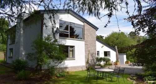 Dulnain Bridge House | Welcoming Four Pines Lodge: Pet-Friendly Family Retreat
