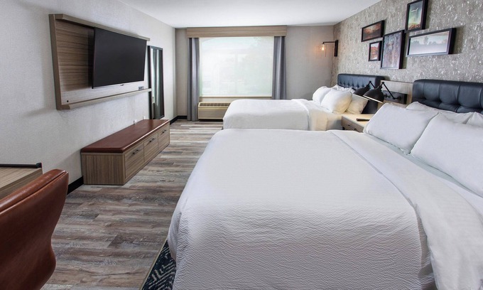 Appleton Hotel | Discover Four Points by Sheraton Appleton with Pool & Spa