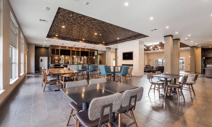 Simonton Lake Hotel | Inviting Four Points by Sheraton Elkhart with Pool & Spa