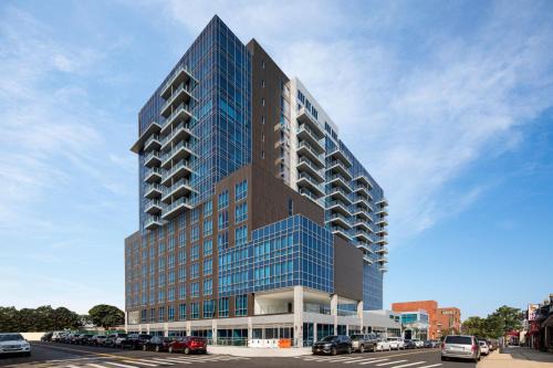 Queens Hotel | Elegant Four Points by Sheraton Flushing with Ocean View