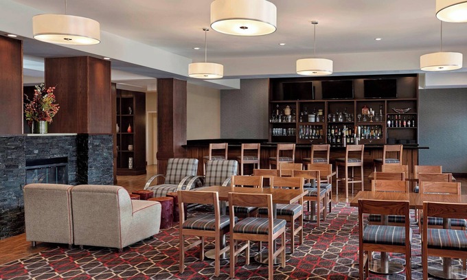 Regina Hotel | Inviting Four Points By Sheraton Regina with Spa & Pool