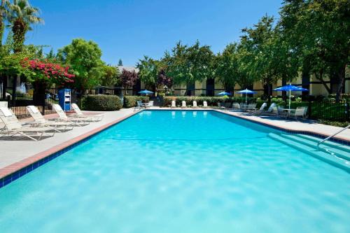 West Park Community Hotel | Discover Four Points by Sheraton Bakersfield with Pool & Dining