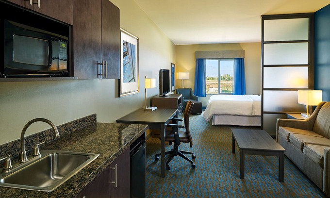 Williston Hotel | Discover Four Points by Sheraton Williston - Family-Friendly Stay
