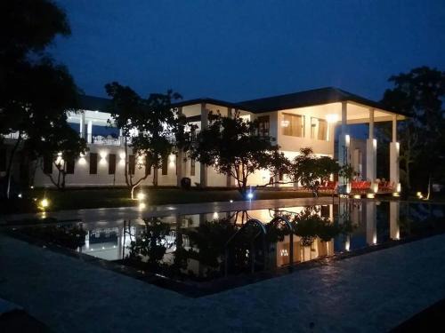 Mihintale Hotel | Relaxing Four Points Resort with Pool & Oceanfront Views