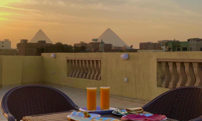 Oula House | Unbeatable Stay at Four Pyramids Inn with Hot Tub Access
