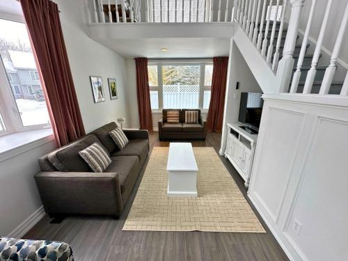 Collingwood House | Family-Friendly Four Season Retreat with Pool Access