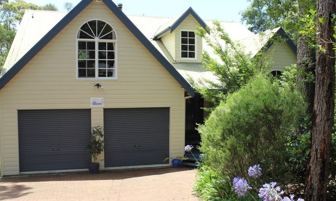 Wentworth Falls House | Serene Four Seasons Retreat in Blue Mountains with Spa & Fireplace
