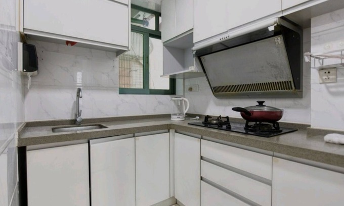 Luohu Apartment | Window View Apartment at Four Seasons with Family Amenities