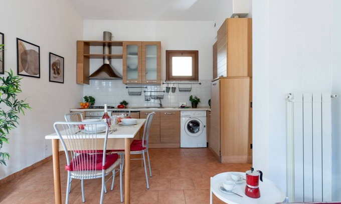 Pisa Apartment | Cozy Getaway at Four Shades of Pisa - Red Apartment
