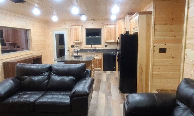 De Queen House | Experience Four The Good Times Cabin by De Queen Lake
