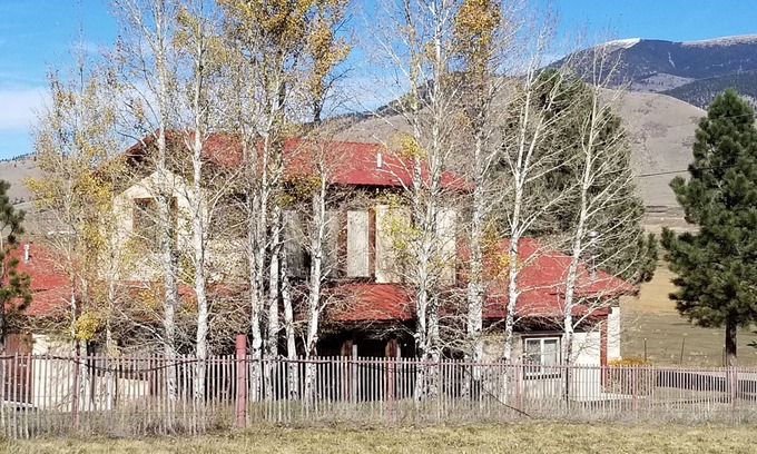 Eagle Nest Cabin | Discover Four Toes Mountain Lodge: Ideal for Skiing & Hiking