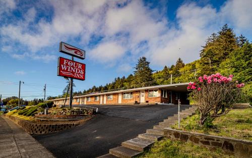 Depoe Bay Hotel | Cozy Four Winds Motel with Private Beach and Ocean Views