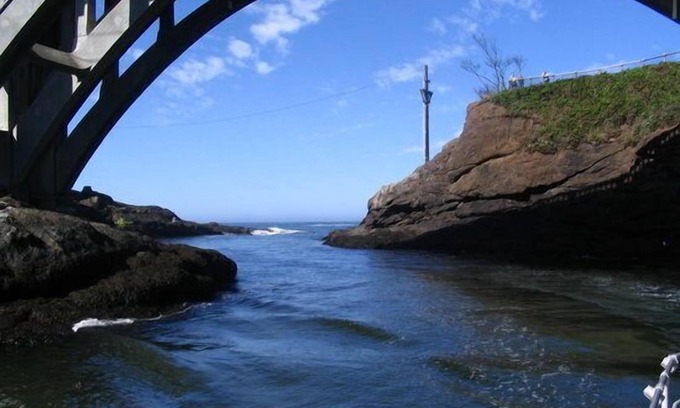 Depoe Bay Hotel | Oceanfront Four Winds Motel with Breakfast and Family Amenities