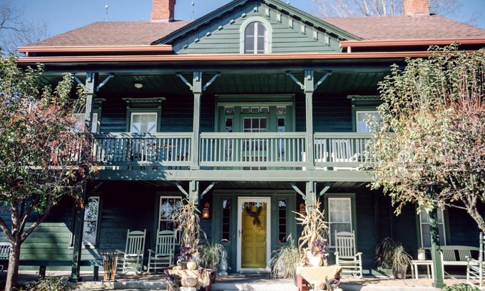 Glenwood Bed & Breakfast | Fox & Bear Lodge: Pet-Friendly Retreat with Top Reviews