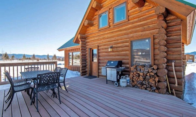 Fox Creek House | Comfortable Fox Creek Cabin with Bunkhouse & Breakfast