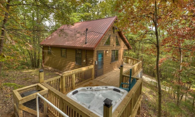 Ridgeline Vistas Cabin | Experience Fox Den Cabin with Invigorating Hot Tub & More!