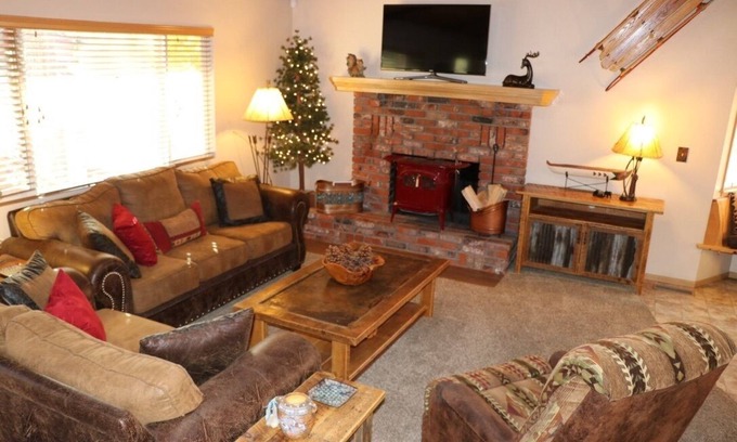Eagle Mountain Estates House | Fox Farm: Cozy Cabin with Game Room & Hot Tub Awaits!