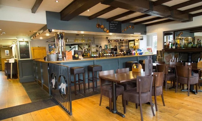 Brent Knoll House | Welcoming Fox & Goose Inn: Family-Friendly Stay with Breakfast