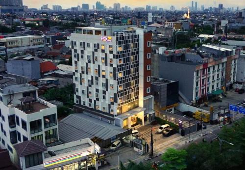 Tanjung Duren Utara Hotel | Comfortable FOX Lite Grogol Jakarta with Family-Friendly Amenities