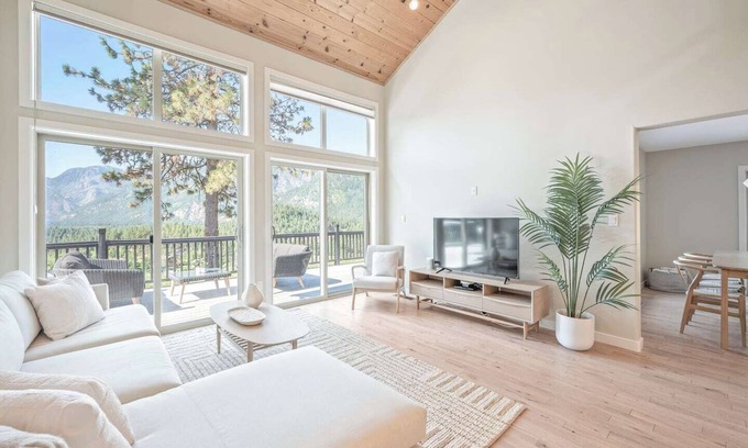 Leavenworth House | Fox Lodge: Oasis Retreat with Breathtaking Views & Spa