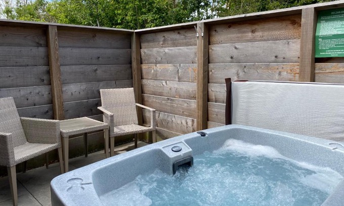 Cupar House | Cozy Fox Lodge with Hot Tub - Guest Rated 9.3/10