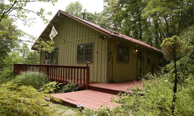 Meadows Of Dan House | Inviting Fox Trot Cabin: Family-Friendly Retreat Awaits