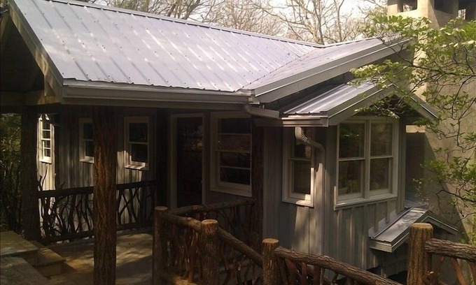 Mirror Lake Cottage | Foxdale Cottage - Guest Rated 10/10 with Spa & Breakfast