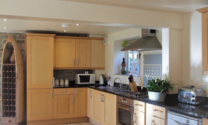 Hulland Ward Cottage | Foxglove Cottage: Pet-Friendly Retreat with Hot Tub & Pool