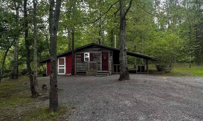 Groveoak Cabin | Inviting Fox’s Den Cabin: Close to Town & Family-Friendly