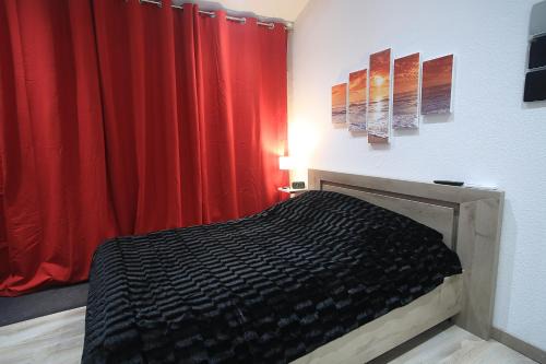 Camaret-sur-Aigues Apartment | Experience FP La Cigale: Oceanfront Oasis with Pool & Spa
