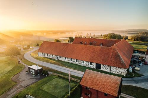 Vasteras Municipality Hotel | Pet-Friendly Retreat at Frösåker G&CC with Hot Tub