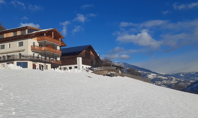 Barbiano Apartment | Cozy Frühaufhof Apartment "Rosengarten" with Child-Friendly Amenities