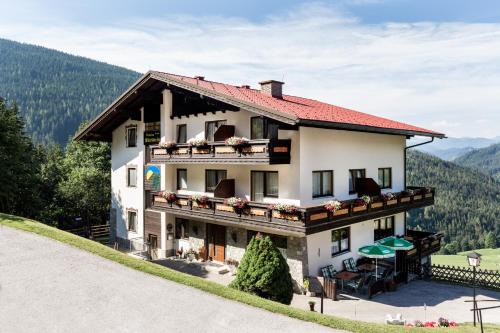 Ramsau am Dachstein House | Discover Frühstückspension Rötelstein with Ocean Views