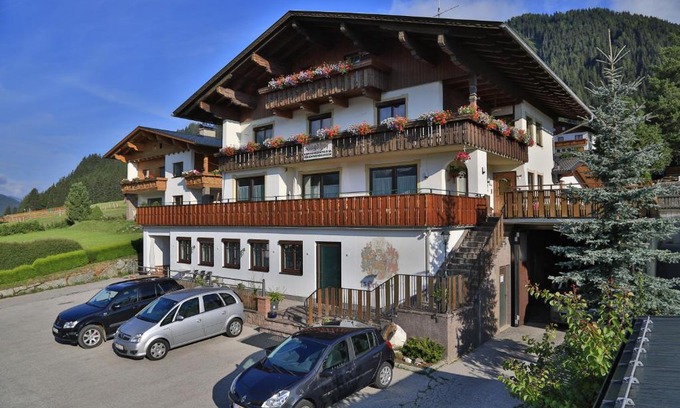 Obertilliach House | Kid-Friendly Retreat at Frühstückspension Jagdhof - 9/10 Rating