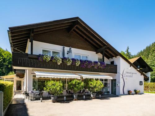 Oberaudorf House | Cozy Frühstückspension Lavendel: Family-Friendly Retreat