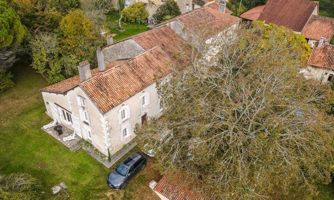 Brantome-en-Perigord Cottage | Discover Gite Brantôme: Family-Friendly Retreat with Pool