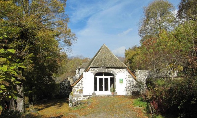 Oradour Cottage | Cozy Gite in Neuvéglise-sur-Truyère with Spa & Breakfast