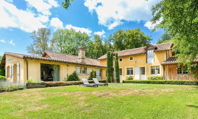 Fleurac House | Discover Clos du Peuch: Tennis Courts & Outdoor Fun