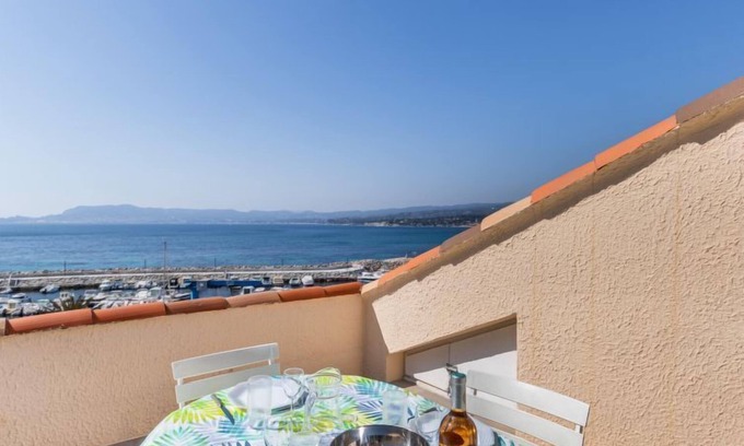 La Madrague Apartment | Cozy Château de la Madrague: Oceanfront & Spa Retreat