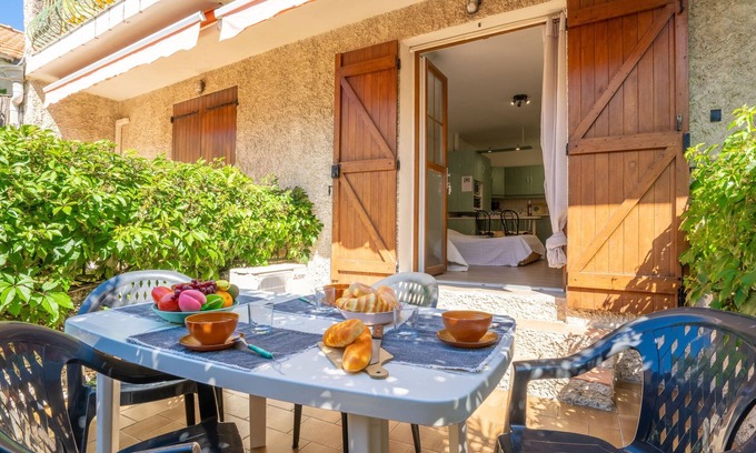 Les Lecques Apartment | Oceanfront Retreat at Le Lido with Spa & Breakfast