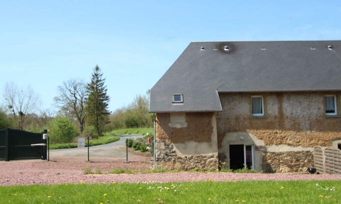 Saint-Sauveur-Lendelin Cottage | Charming Gite Saint-Sauveur: Pet-Friendly with Spa Oasis