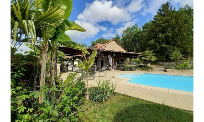 Sorges-et-Ligueux-en-Perigord House | Discover La Chenaie: Pet-Friendly Paradise with Ocean Views